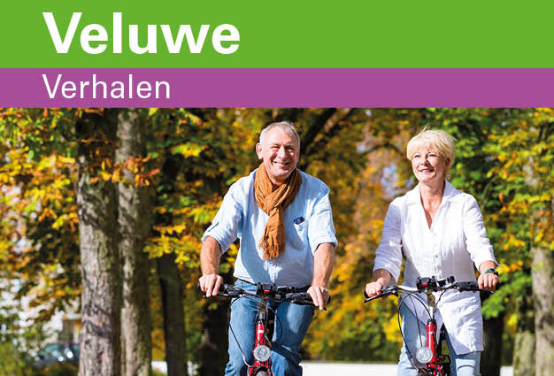 Cover Arthuur routes Veluwe verhalenbrochure met daarop twee vrolijke wat oudere, maar sportieve fietsers