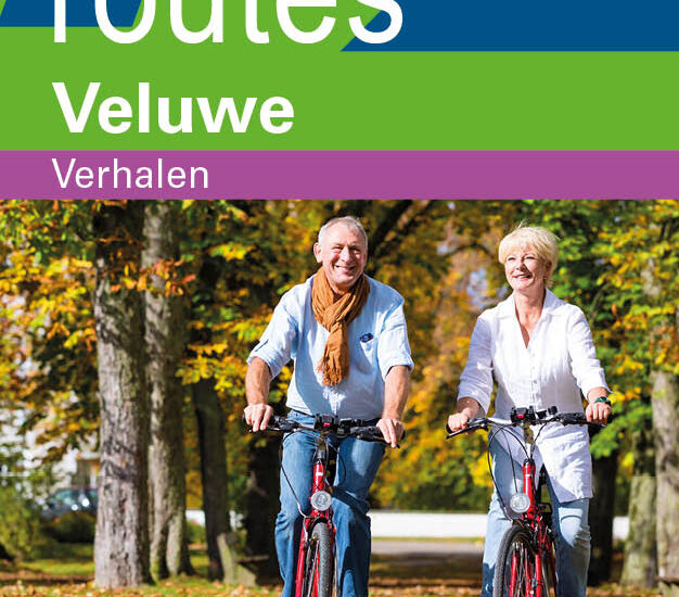 Cover Arthuur routes Veluwe verhalenbrochure met daarop twee vrolijke wat oudere, maar sportieve fietsers