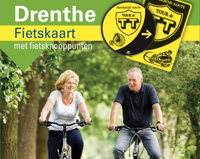Afbeelding is van de cover van de Arthuur fietsknooppuntenkaart Drenthe. Op de afbeelding fietsen twee fietsers op fietspad door bomenrij in het bos.