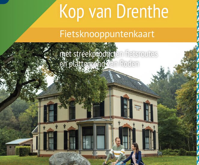 Cover fietsknooppuntenkaart Kop van Drenthe met titel en foto met twee actieve fietsers langs een karakteristiek pand in Veenhuizen