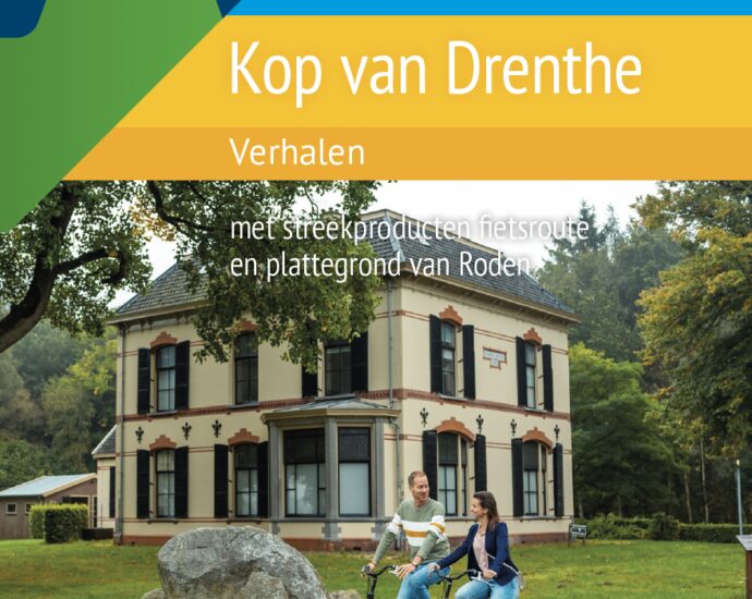 Arthuur toutes routeverhalen brochure Kop van Drenthe met titel en foto met twee actieve fietsers, fietsend langs een karakteristiek pand in het dorp Veenhuizen.