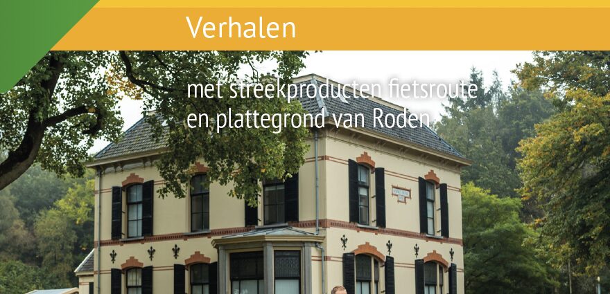 Arthuur toutes routeverhalen brochure Kop van Drenthe met titel en foto met twee actieve fietsers, fietsend langs een karakteristiek pand in het dorp Veenhuizen.