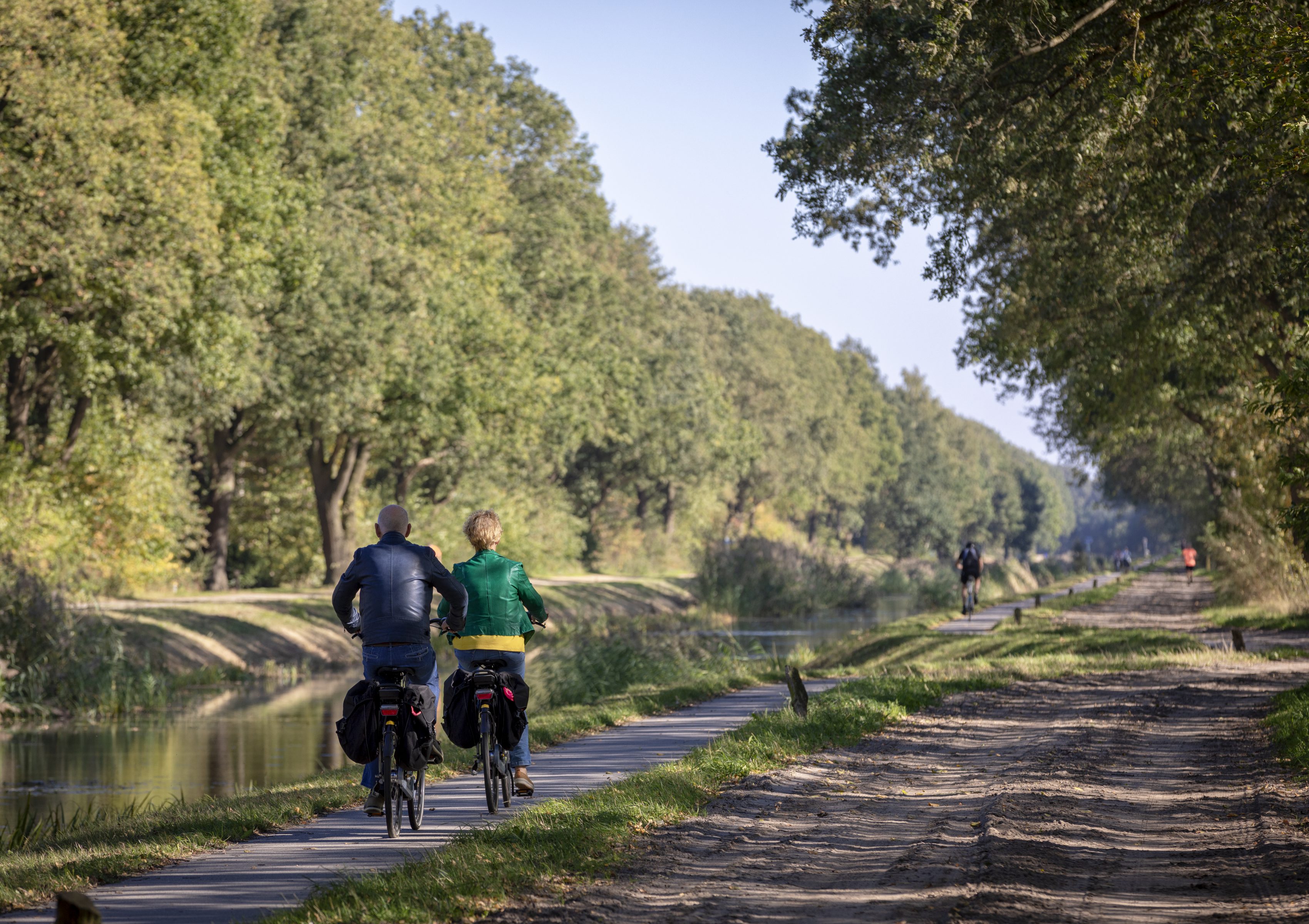 Twee fietsers die langs het kanaal van Almelo naar Nordhorn fietsen