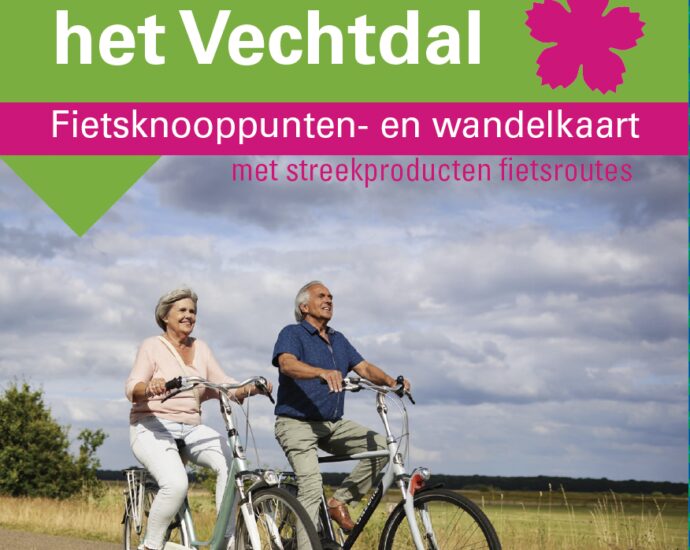 Op de cover van de Arthuur routes fietsknooppuntenkaart het Vechtdal staat de titel en foto met daarop twee fietsers van middelbare leeftijd.