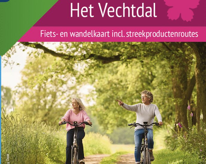 Op de cover van de Arthuur routes fietsknooppuntenkaart het Vechtdal staat de titel en foto met daarop twee fietsers van middelbare leeftijd. Zij Beiden fietsen op een karrenspoor.